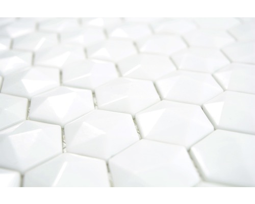 Prim-plan cu plăci de mozaic albe, hexagonale