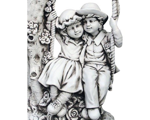 Figurină de grădină reprezentând un băiat și o fată pe un leagăn