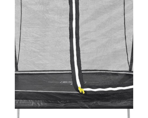 Prim-plan cu plasa de siguranță a unei trambuline cu fermoar