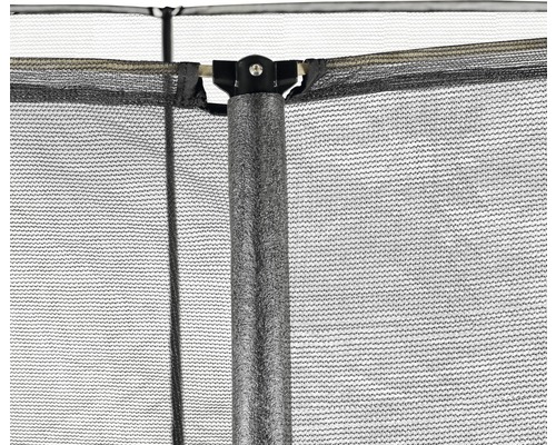 Imagine detaliată a unei trambuline cu plasă de siguranță