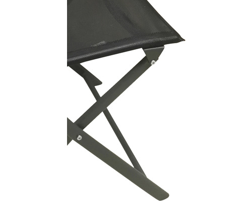 Imagine detaliată a unui scaun de camping cu cadru metalic și șezut textil.
