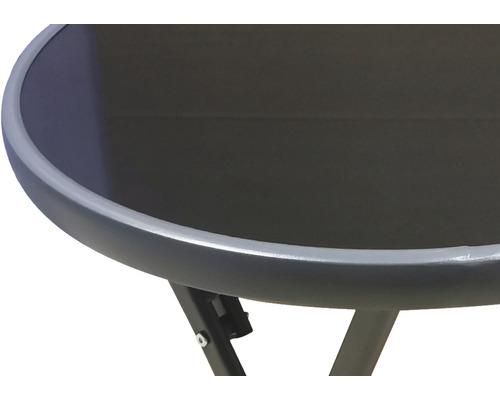 Detaliu masă de grădină cu blat rotund de sticlă și cadru metalic