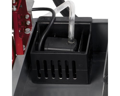 Pompă de apă într-un rezervor cu sistem de răcire cu apă