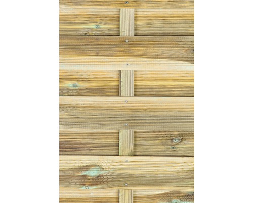 Prim-plan cu un gard din lemn cu scânduri orizontale și suporturi verticale.