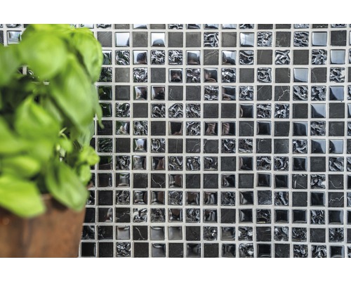 Faianță cu model mozaic în negru și gri