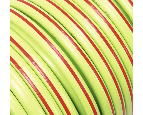 Prim-plan cu furtun de grădină rulat cu marcaj roșu