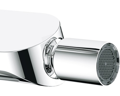 Prim-plan cu robinet metalic