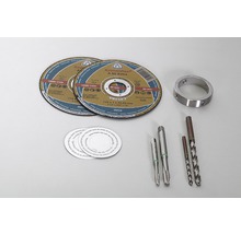 Două discuri de tăiere, o manșetă metalică, burghie și tarozi așezate pe o masă.