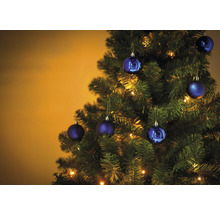 Brad împodobit cu globuri și lumini