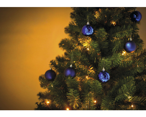 Brad împodobit cu globuri și lumini