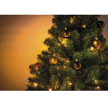 Brad împodobit cu globuri și lumini