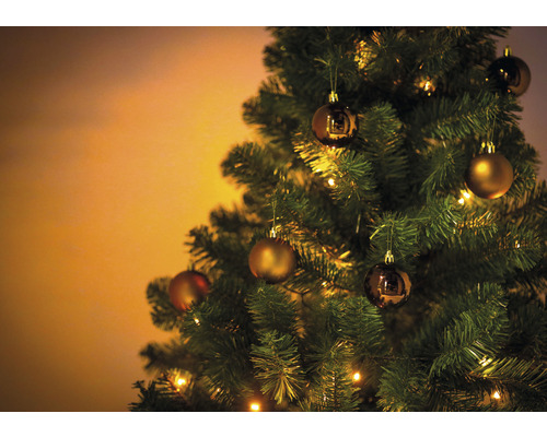 Brad împodobit cu globuri și lumini