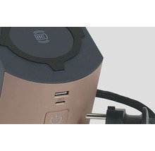 Prim-plan al unui cub de priză cu porturi USB și funcție de încărcare wireless