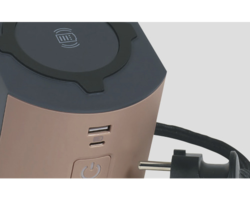 Prim-plan al unui cub de priză cu porturi USB și funcție de încărcare wireless