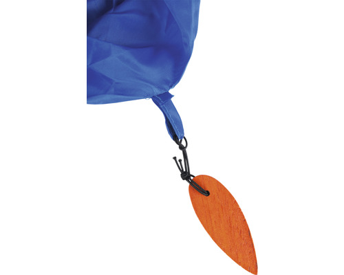 Prim-plan al unui sac din material textil albastru cu pandantiv din lemn