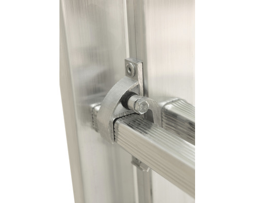 Imagine detaliată cu o scară din aluminiu cu fixare a treptelor
