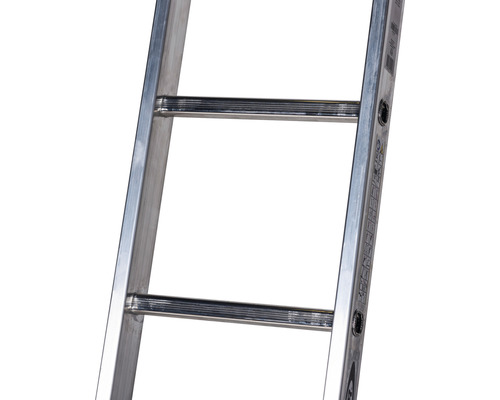 Prim-plan cu o scară din aluminiu cu trepte