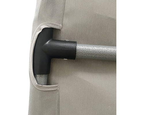 Prim-plan cu o umbrelă de soare cu cadru și husă