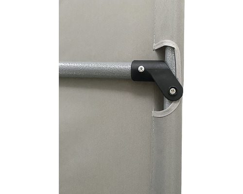 Imagine detaliată a unei piese de montaj cu tijă pentru o prelată de protecție