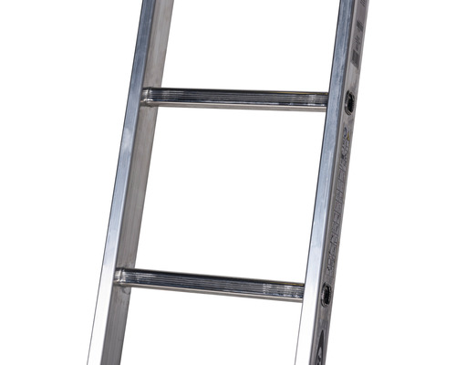 Prim-plan cu scară din aluminiu cu trepte