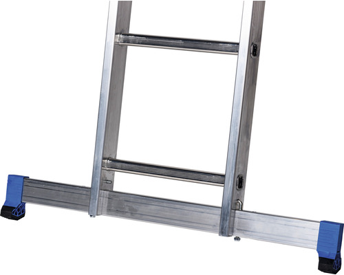 Imagine detaliată cu o scară din aluminiu cu picioare antiderapante pentru stabilitate sigură