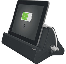 Stație de încărcare tabletă Legrand cu tabletă și simbol de încărcare pe ecran