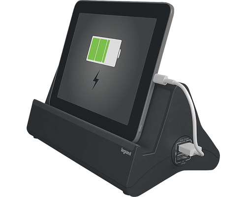Stație de încărcare tabletă Legrand cu tabletă și simbol de încărcare pe ecran