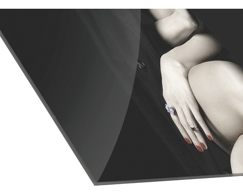 Fotografie alb-negru cu o femeie purtând inele