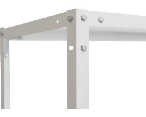 Prim-plan cu un raft metalic cu șuruburi