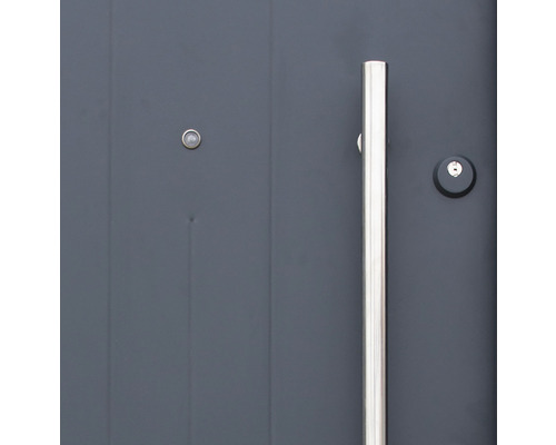 Prim-plan cu o ușă de intrare cu mâner din oțel inoxidabil, vizor și încuietoare