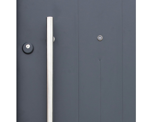 Prim-plan cu o ușă de intrare cu mâner, broască și vizor