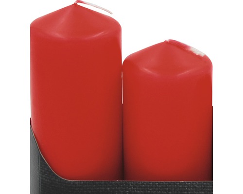Două lumânări cilindrice roșii la set