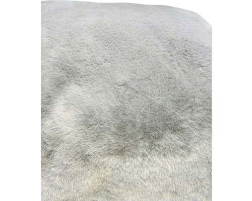 Prim-plan cu o blană artificială deschisă la culoare.