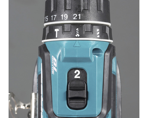 Prim-plan cu o șurubelniță cu acumulator cu setare de cuplu și regulator de viteză