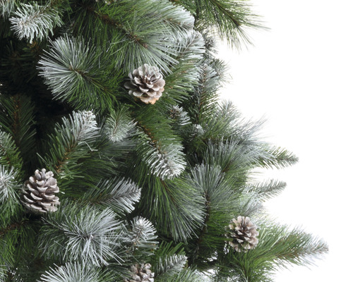 Prim-plan cu un pom de Crăciun artificial cu conuri de brad și vârfuri înghețate