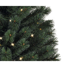 Prim-plan cu un brad de Crăciun decorat cu luminițe.