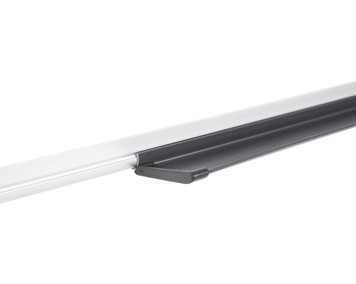 Prim-plan al unui profil din aluminiu cu buză din plastic pentru amenajări interioare