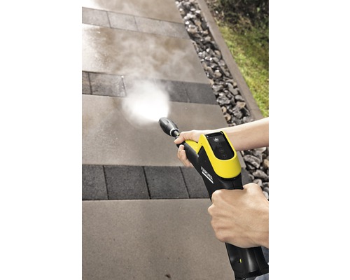 Aparat de curățat cu presiune utilizat pentru curățarea pavelelor la exterior.