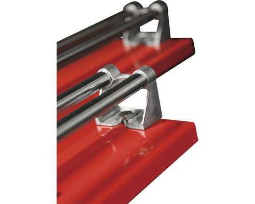 Prim-plan cu un tăietor de faianță cu șine de ghidare