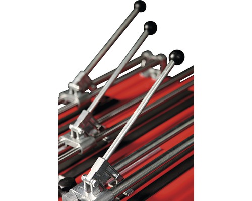 Detalii ale mașinii de tăiat faianță cu pârghii și șine.