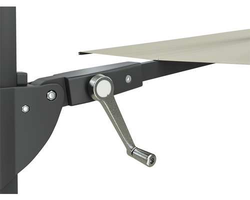 Prim-plan cu o umbrelă de soare cu mecanism de manivelă