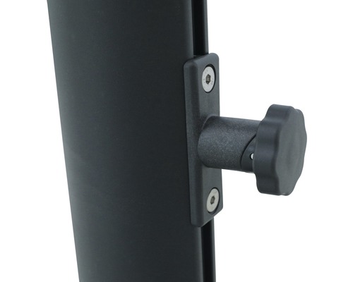 Detaliu cu un șurub și un buton rotativ pe un obiect metalic