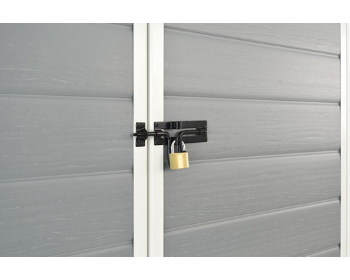 Vizualizare detaliată a unui șopron de scule încuiabil cu zăvor și lacăt