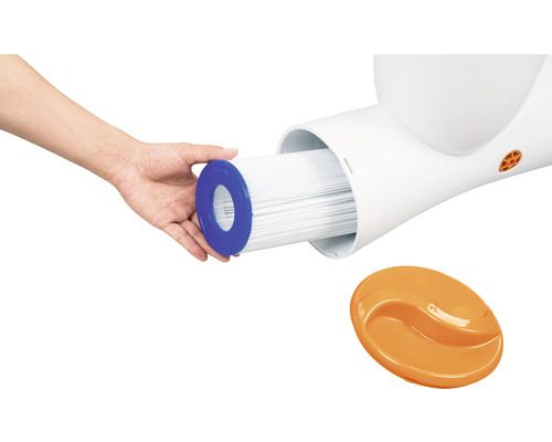 O persoană introduce un cartuș filtrant într-un sistem de filtrare a piscinei.