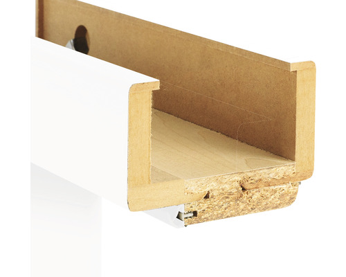 Vizualizare detaliată a unui raft de perete alb din material lemnos