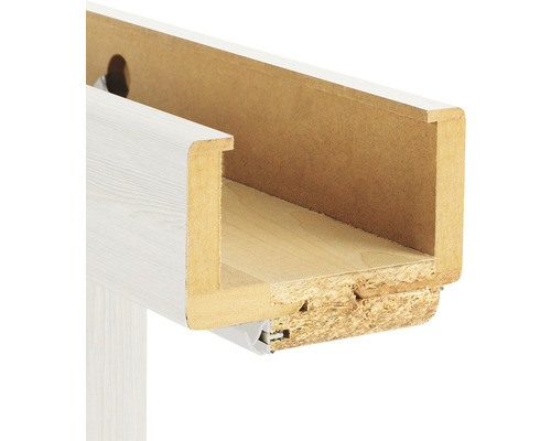 Vizualizare detaliată a unui raft din lemn cu poliță