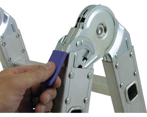 Imagine detaliată a unei scări multifuncționale cu o mână care acționează un dispozitiv de blocare