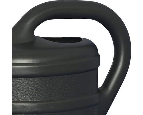 Detaliu cu udătoare cu mâner