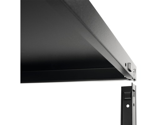 Prim-plan cu un raft cu elemente metalice pentru montaj