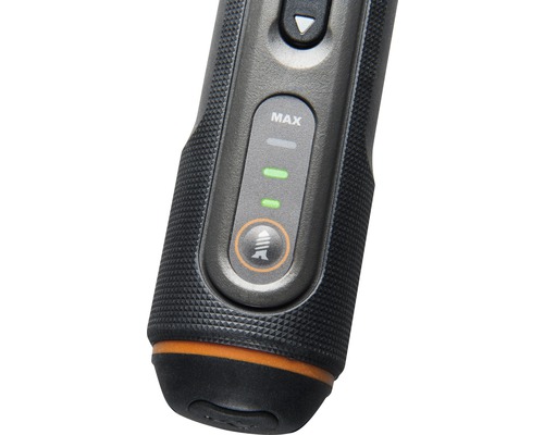 Prim-plan cu un instrument de măsură care indică valoarea maximă și un simbol pentru măsurarea adâncimii.